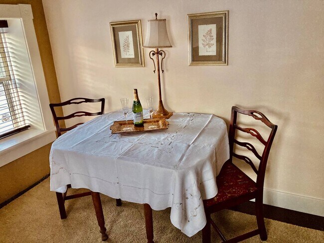 Mesa de comedor - 603 S Bench St