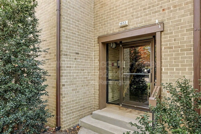 Building Photo - 1633 Parkcrest Cir