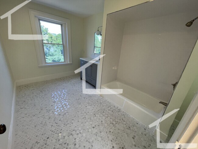 Foto del edificio - LUXURY TOWNHOUSE IN BROOKLINE PARKING INCL...