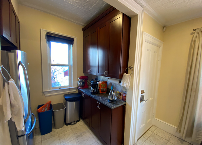 Building Photo - 381 Highland Ave