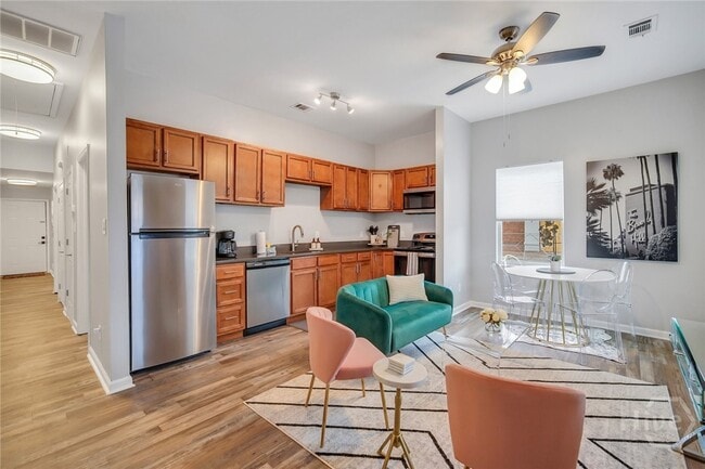Building Photo - 323 W 31st St