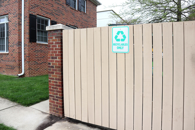Building Photo - 45 E Lock Ln
