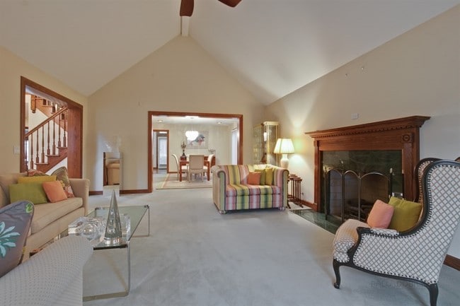 Building Photo - 327 Rivershire Ct