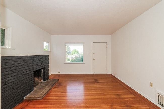 Building Photo - Available 2 Bedroom Home In Redwood Heights!