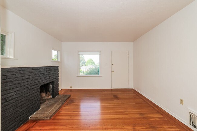 Foto del edificio - Available 2 Bedroom Home In Redwood Heights!