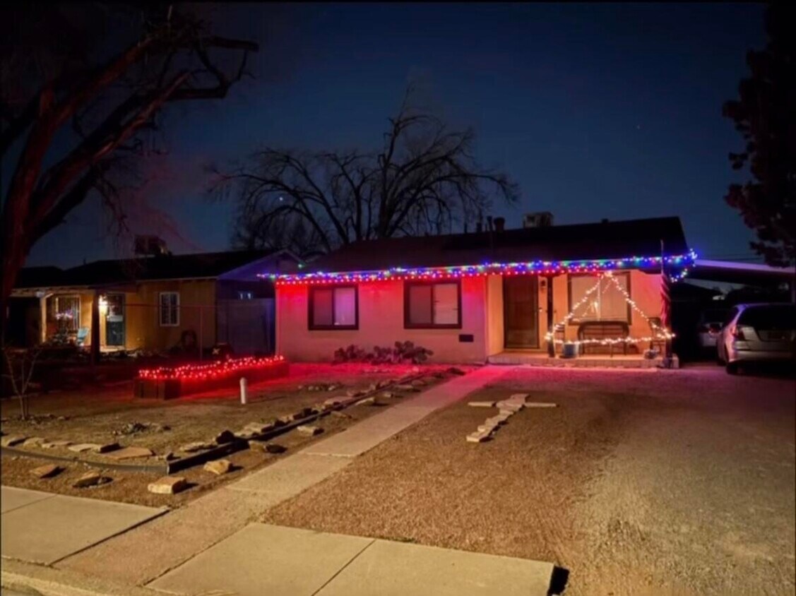 Primary Photo - 825 Palomas Dr SE