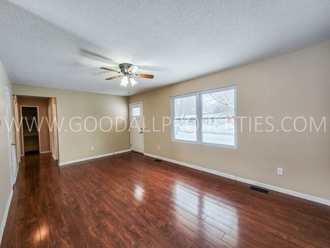 Building Photo - 2 Bedroom 1 Bath Home with Non-Conforming ...