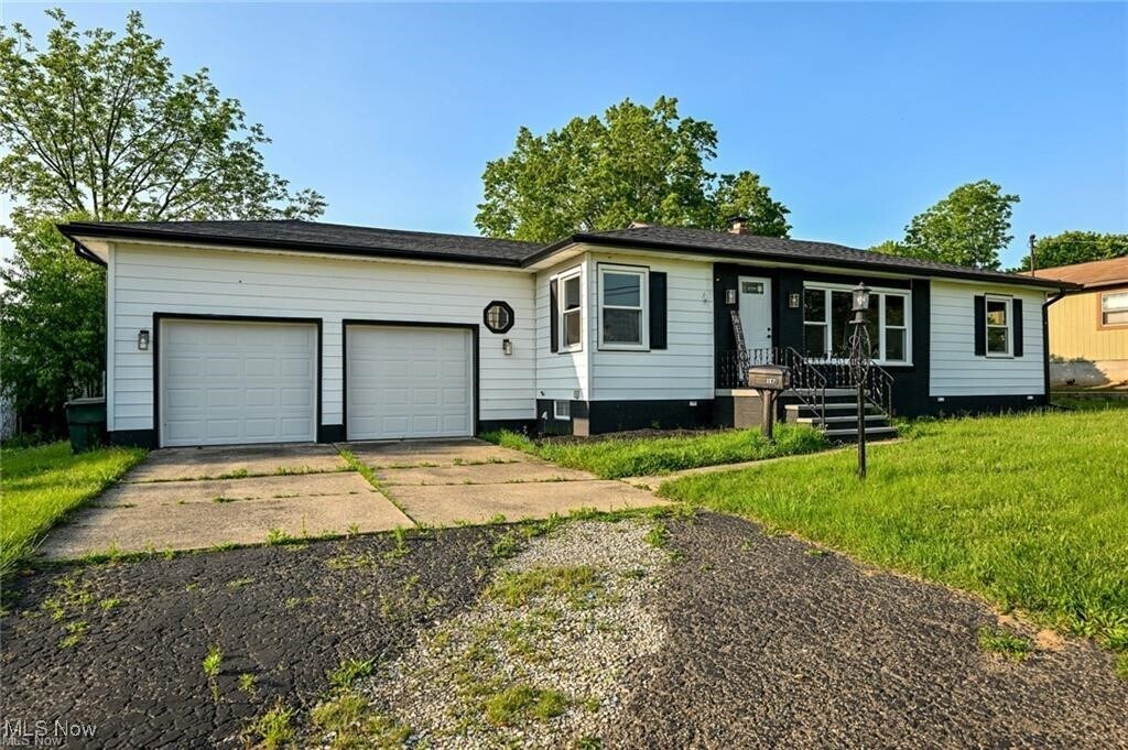 357 E Paige Ave Barberton, OH 44203 – photo 2