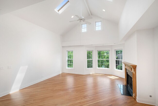Foto del edificio - Large 3 BR/3 BA Duplex in the heart of Lincoln Park