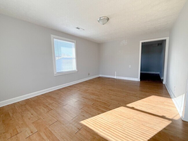 Foto del edificio - 4 Bedroom Two-Story Home with Large Yard, Lawn Care Included