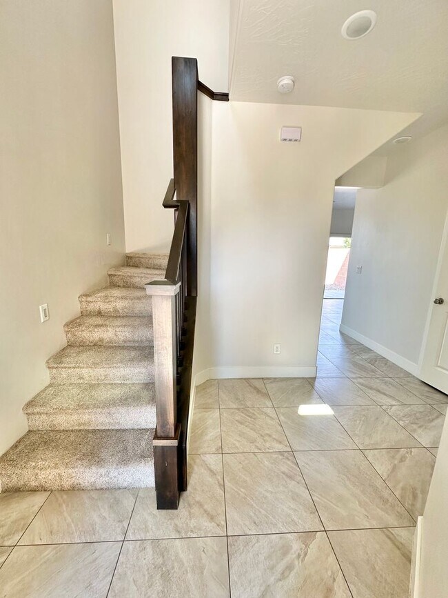 Building Photo - Tortoise Rock Dr Townhome!