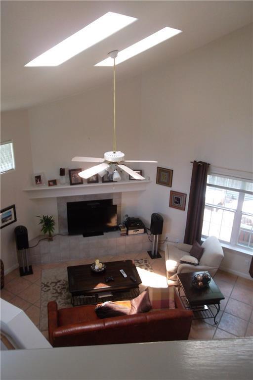 Building Photo - Great 3 bedroom 2.5 bath home w/2 car atta...