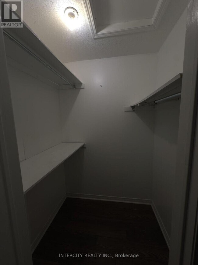 Photo du bâtiment - 1635 Pickering Pkwy