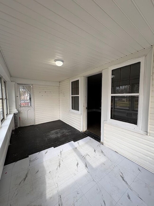 Foto del edificio - Large 4 bedrooms 1 full bathroom home for rent