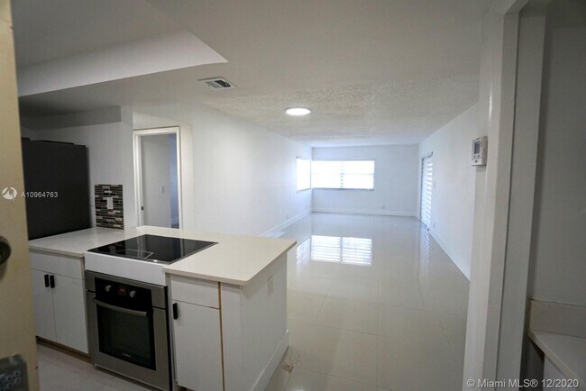Foto del edificio - 220 Lakeview Dr