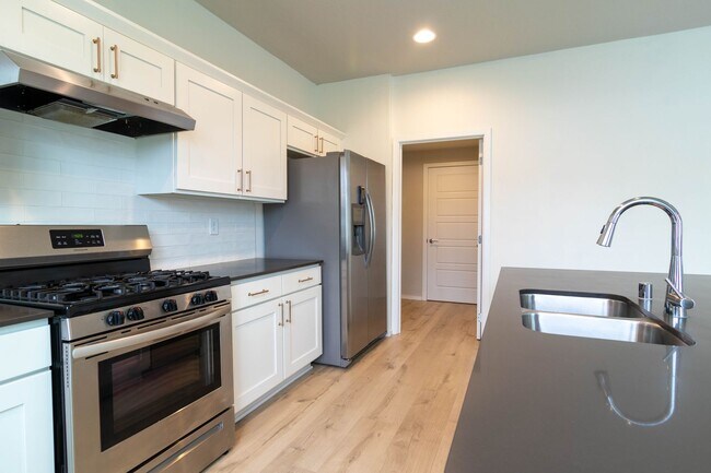 Foto del edificio - ***Coming Soon June 1st, 2026***Modern 4 bed 2.5 bath near the Fairways Golf Course, Amazon and F...