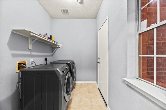 Building Photo - 9910 Pine Flats Dr