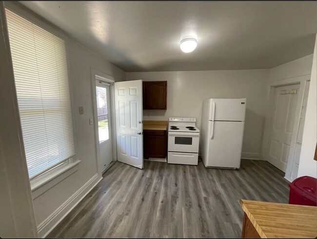 Foto del edificio - 64 E North St