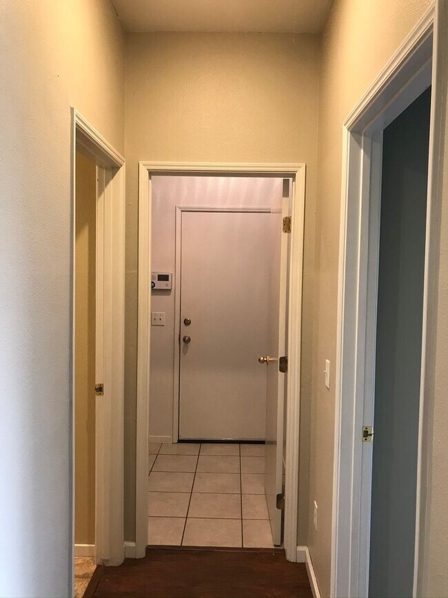Foto del edificio - 3 Bedroom 2 Bathroom Home In Southwest Visalia with a Pool and SOLAR!
