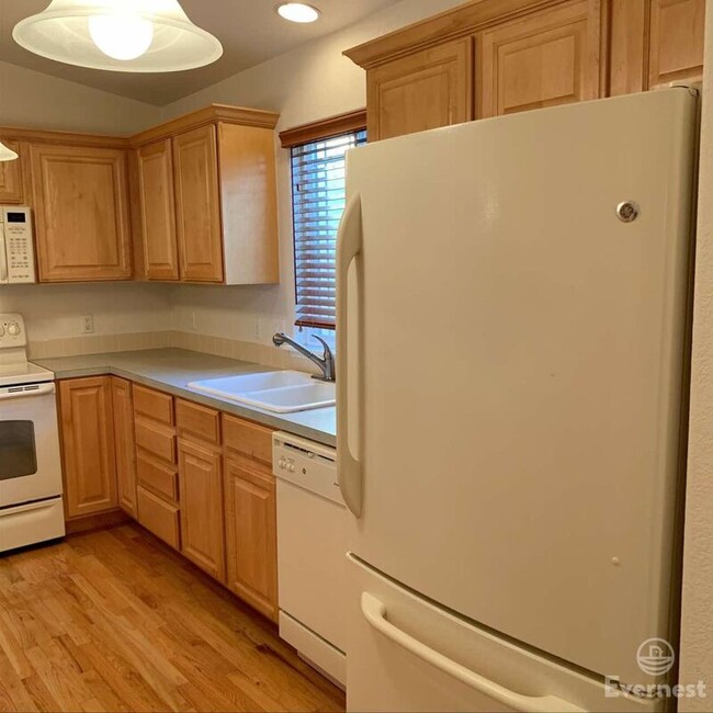 Building Photo - 2550 Custer Dr