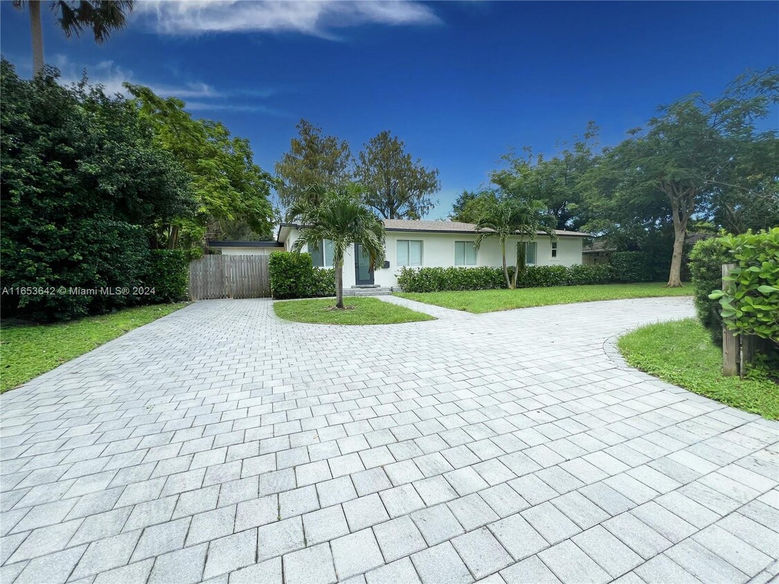 Foto principal - 5401 W Broward Blvd