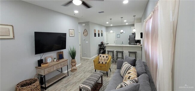 Building Photo - 1502 W Heritage Dr