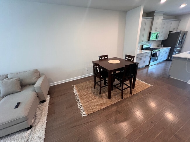 Foto del edificio - Room in Townhome on Memorial Pkwy