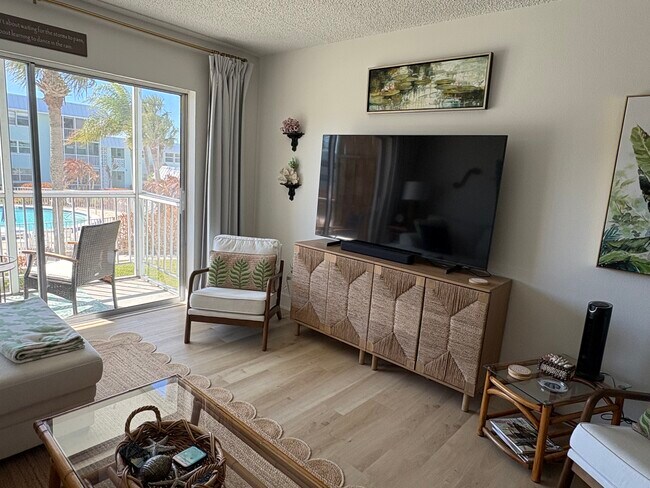 Foto del edificio - 325 N Causeway