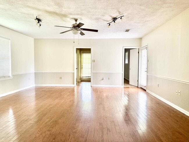 Building Photo - 9384 S Riveroaks Dr