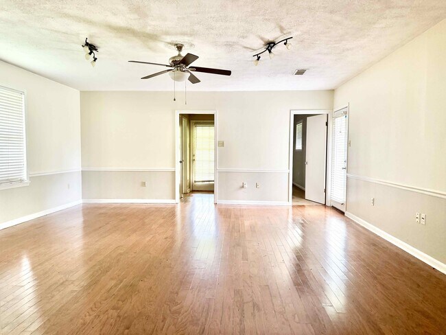 Foto del edificio - 9384 S Riveroaks Dr