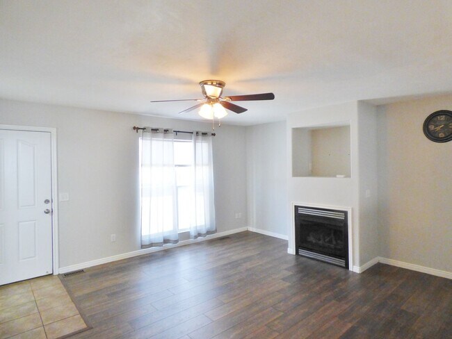 Building Photo - Great 3 Bd 2.5 Bath Townhome