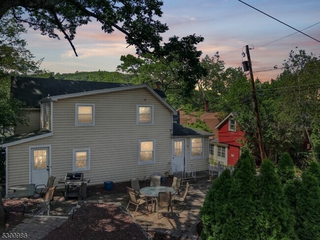 Foto del edificio - 16 Whitfield Pl