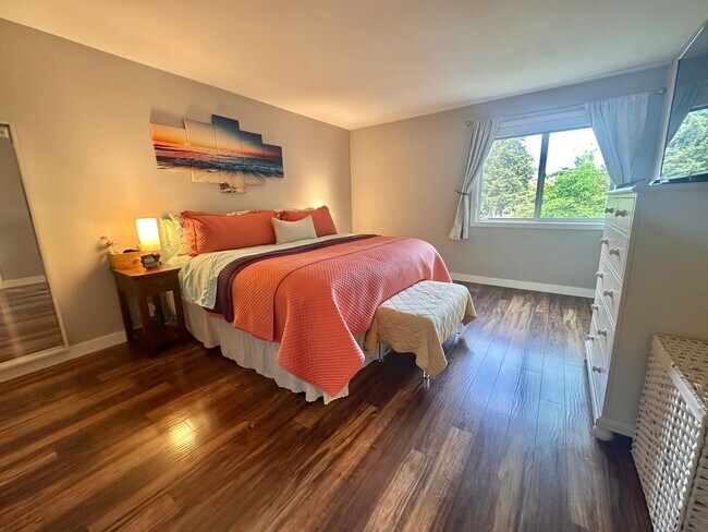 Building Photo - Rare Kirkland Condo on the Juanita Waterfront! Available August 1st, 2026!