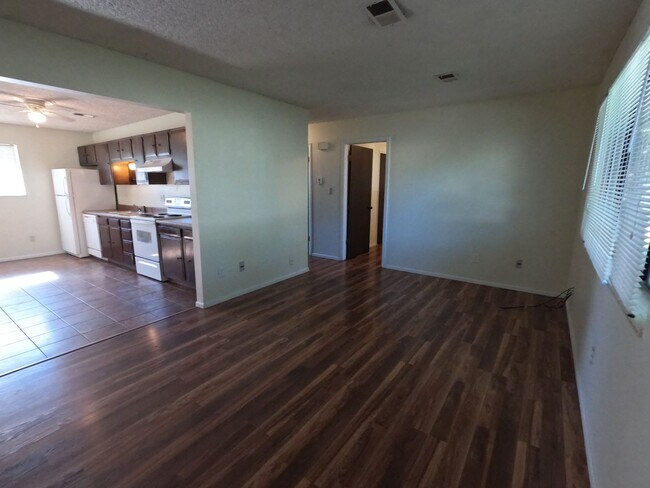 Foto del edificio - 3420-3422 McConnell Drive