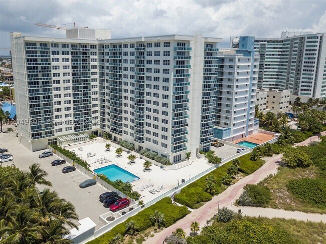 Building Photo - 6917 Collins Ave