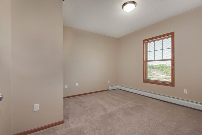 Interior Photo - Oaks Hiawatha Station