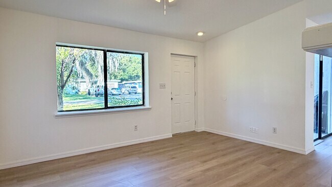 Foto del edificio - 810-814 Seminole Ave