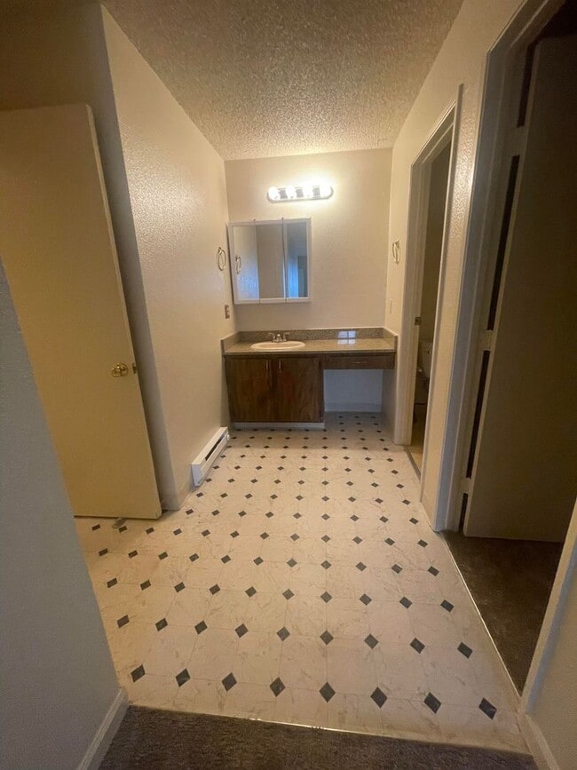Building Photo - COMING SOON! 2 bed / 2 Bath near UNR!
