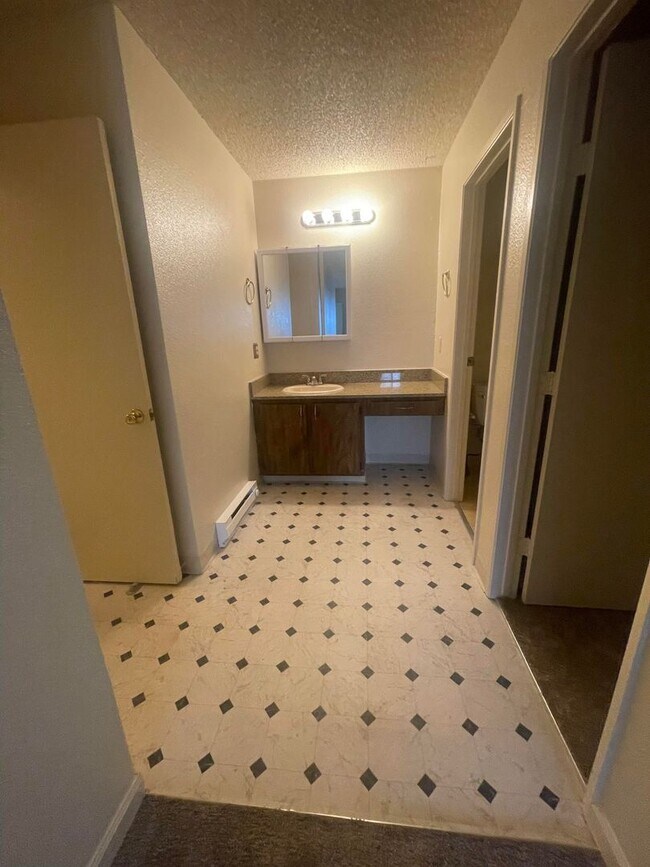 Building Photo - READY NOW! 2 bed / 2 Bath near UNR!