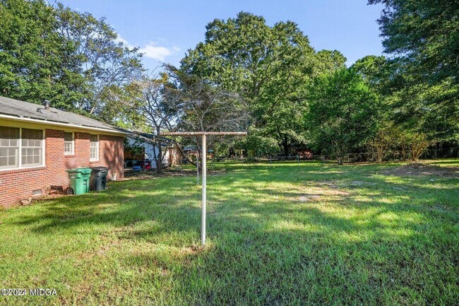 Building Photo - 4322 Fairfax Dr