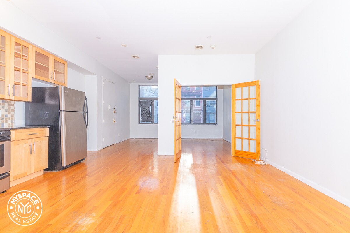 Primary Photo - 20 Goodwin Pl