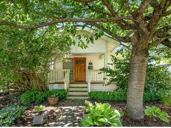 Photo - Adorable, vintage 1924 2-bdrm/1-bath w/ fe... House