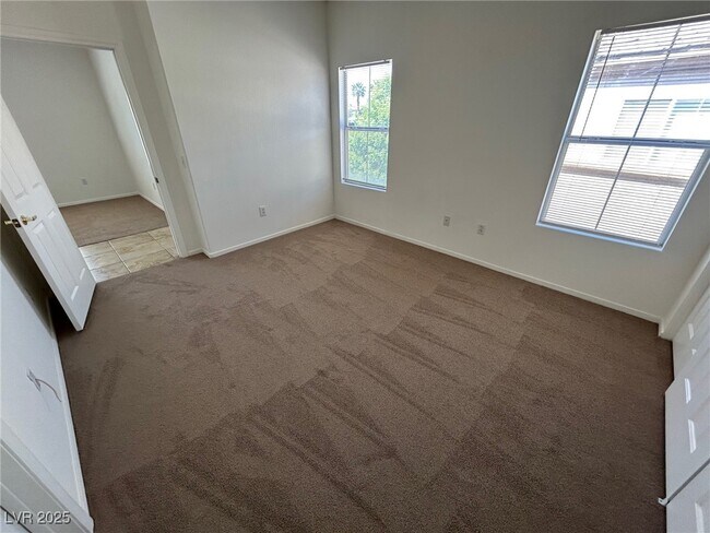 Building Photo - 3400 Cabana Dr