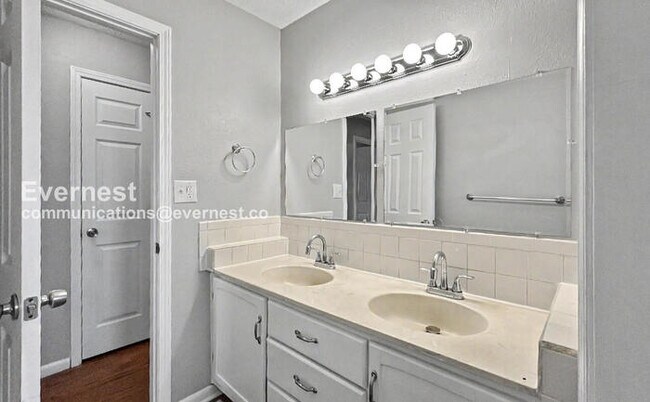 Building Photo - 19200 E Ponca Terrace