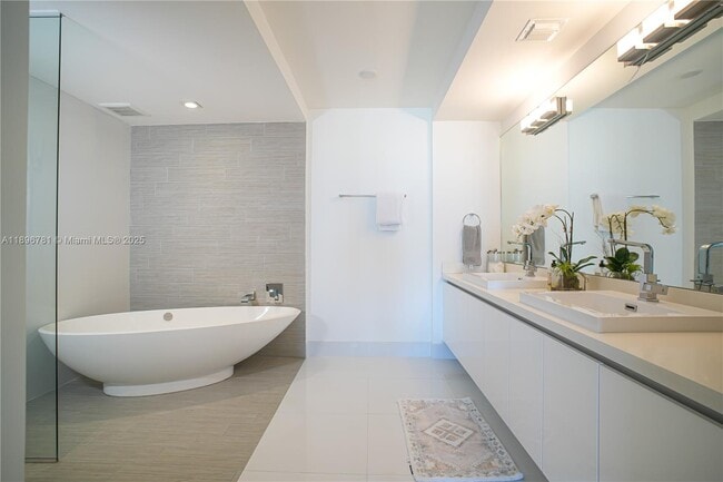Foto del edificio - 300 Sunny Isles Blvd