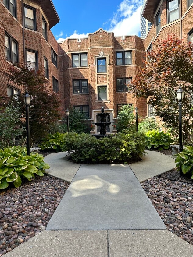 Primary Photo - 528 W Cornelia Ave