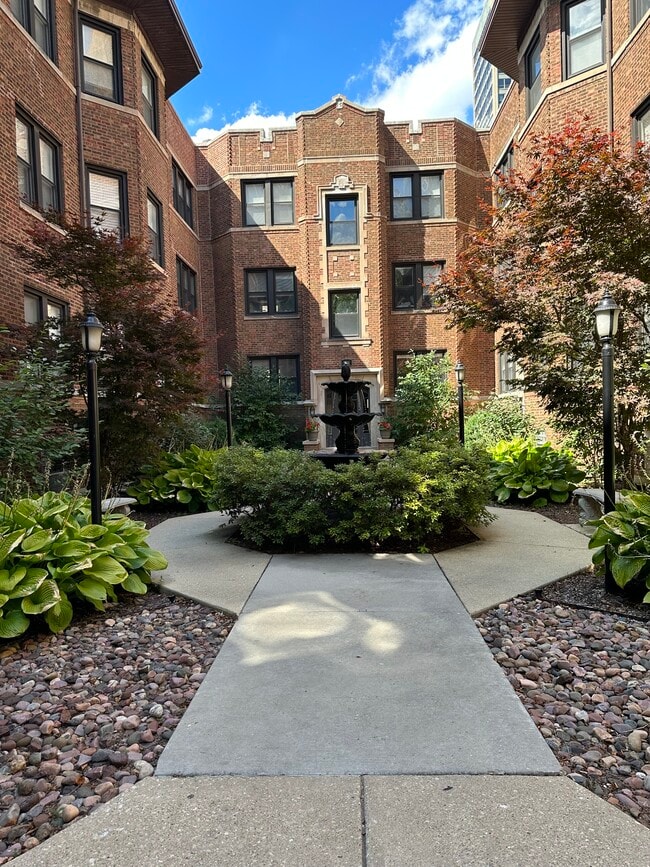 Building Photo - 528 W Cornelia Ave