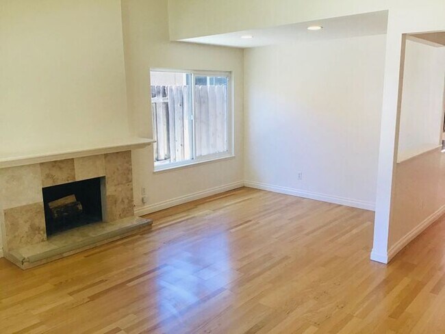 Building Photo - Newbury Park 4 bedroom