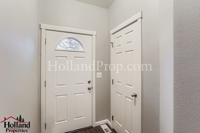 Foto del edificio - Charming Two-Level Home in Great Hillsboro Location!