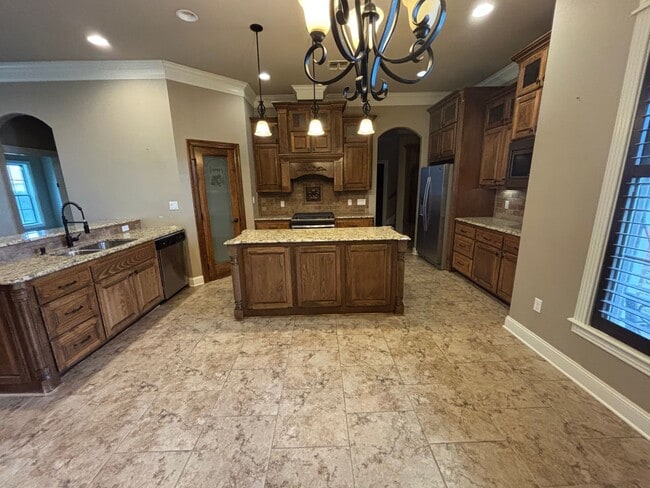 Building Photo - Large 4 Bedroom Home in Benton